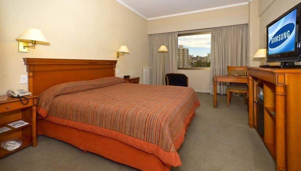 Austral Plaza Hotel コモドーロ・リバダビア エクステリア 写真