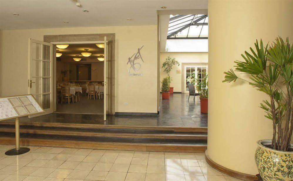 Austral Plaza Hotel コモドーロ・リバダビア エクステリア 写真